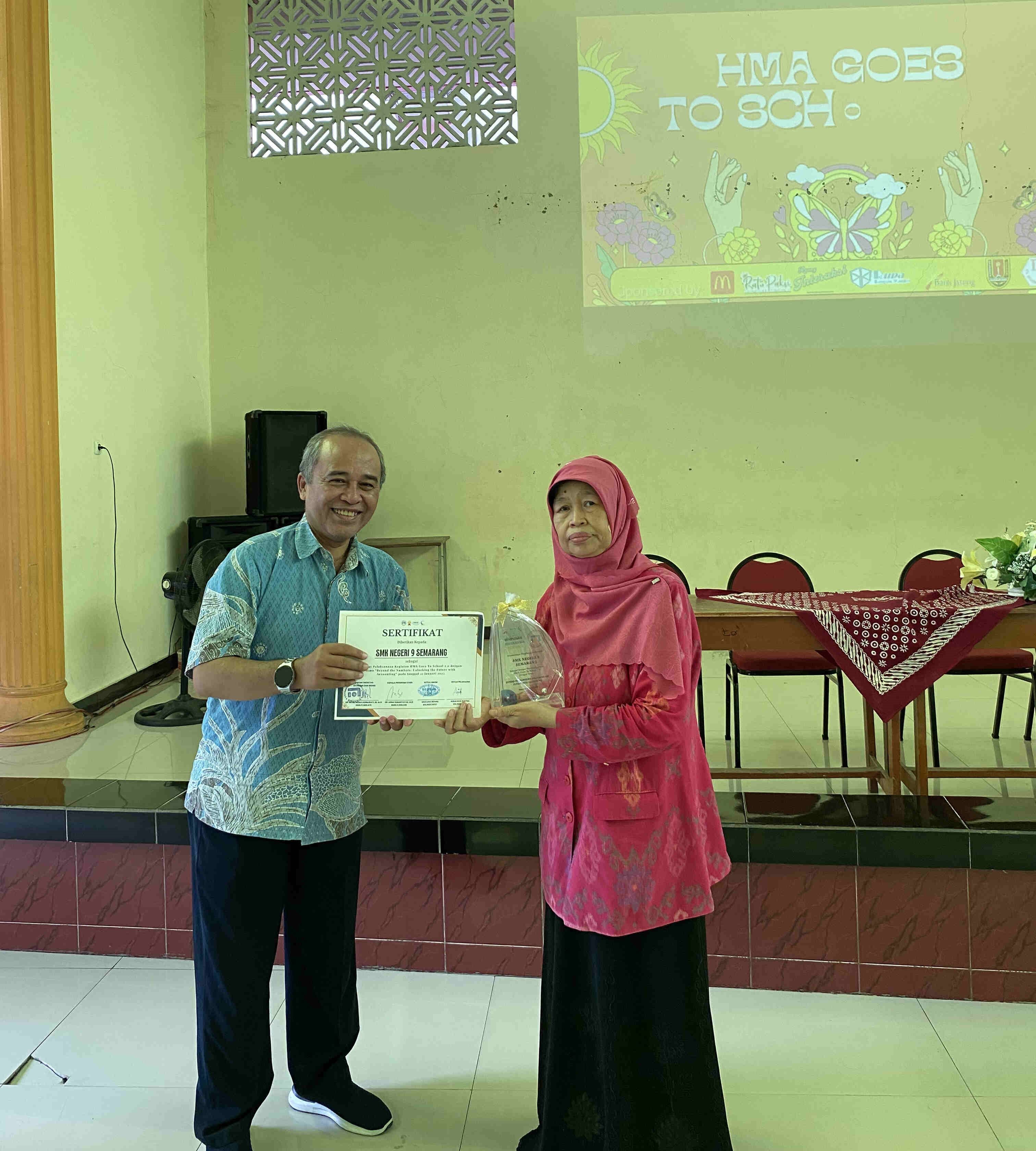 Penyerahan plakat